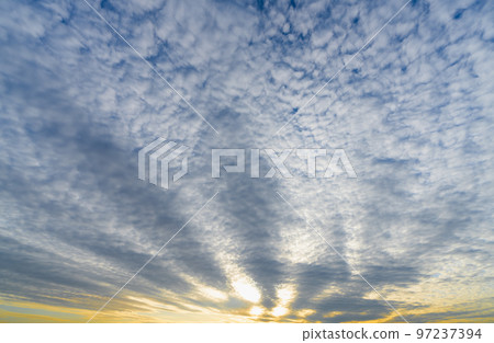 傍晚天空、日落和藍天的漸變 97237394
