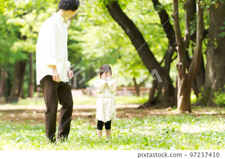 爸爸和孩子在公園玩耍 97237410