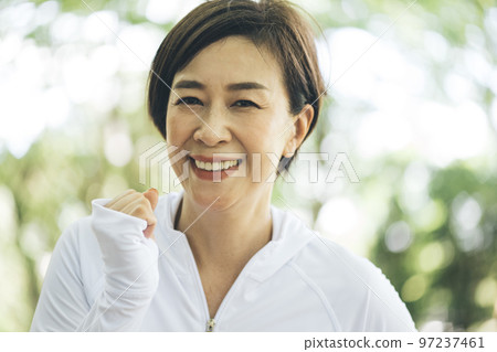 Women in their 50s walking and running 97237461