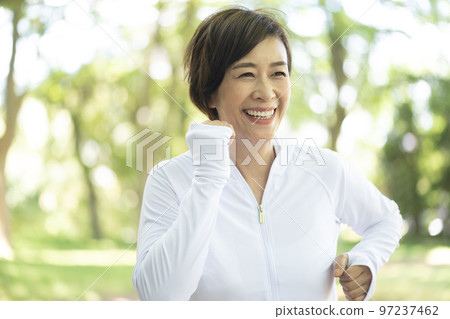 Women in their 50s walking and running 97237462
