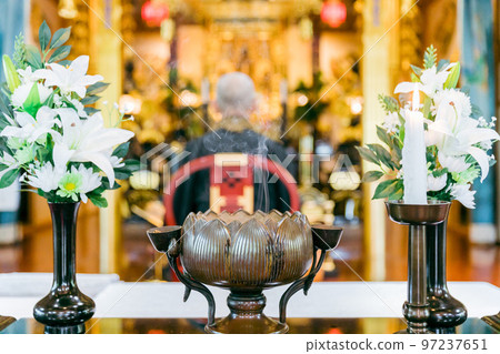 香火和僧人在寺廟念經的背影 97237651