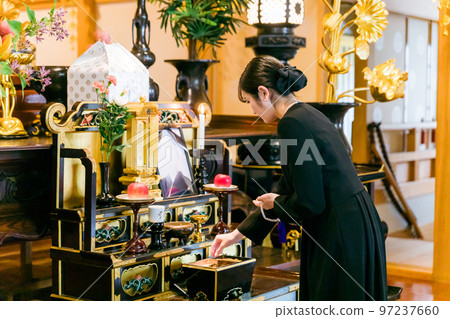 葬禮上站在香台上的穿著喪服的女人（香） 97237660