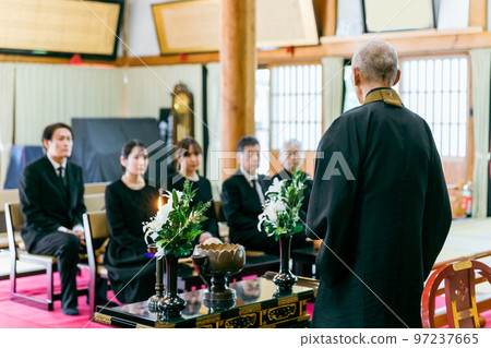 The chief priest/monk and the bereaved family (temple/main hall) who give sermons and sermons at the funeral 97237665