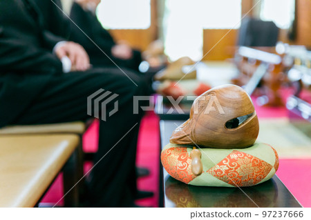 Mokugyo in a temple(葬禮,葬禮) Mokugyo in a temple(葬禮,葬禮) 97237666