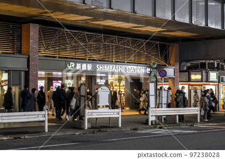 傍晚的東京新橋站港區都市風光 傍晚的東京新橋站港區都市風光 97238028