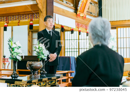 Elderly man of the chief mourner who greets at the funeral (greeting of the chief mourner) Elderly man of the chief mourner who greets at the funeral (greeting of the chief mourner) 97238045