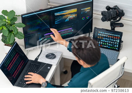 視頻/視頻創作者男視頻營銷剪輯廣告活動鳥瞰多屏雲台 97238613