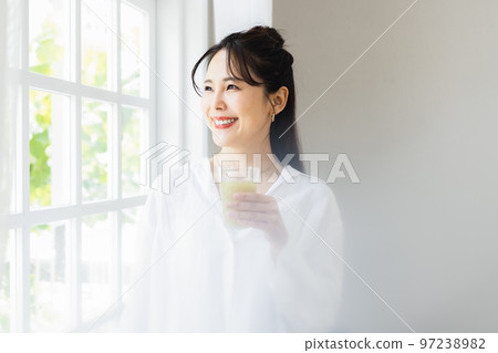 放鬆在窗口的婦女 97238982