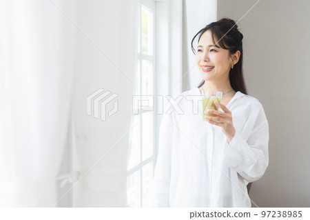 放鬆在窗口的婦女 97238985