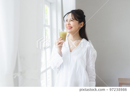 Women who drink smoothies Women who drink smoothies 97238986