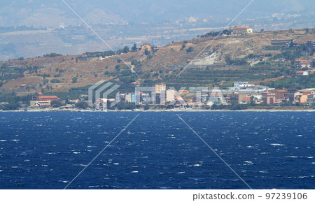 墨西拿海峽的意大利海岸線 墨西拿海峽的意大利海岸線 97239106