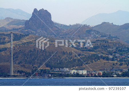 墨西拿海峽的意大利海岸線 墨西拿海峽的意大利海岸線 97239107