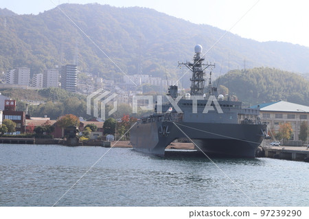 2022 年 11 月 12 日從吳港海面看到的聲學測量船播磨 2022 年 11 月 12 日從吳港海面看到的聲學測量船播磨 97239290