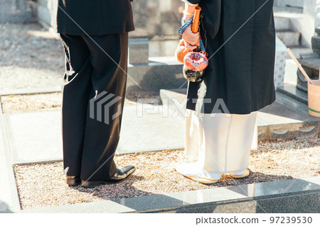 日本遺屬和祭司在墳墓、墓地、墓地舉行葬禮 日本遺屬和祭司在墳墓、墓地、墓地舉行葬禮 97239530
