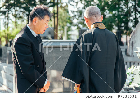 Japanese bereaved families and chief priests performing burial ceremonies at graves, cemeteries, and cemeteries 97239531
