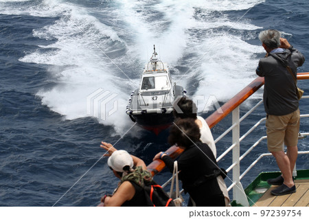 一艘拖船在駛過墨西拿海峽時與輪船依偎在一起 97239754