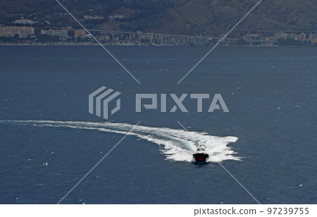 在墨西拿海峽的意大利大陸海岸的小船 在墨西拿海峽的意大利大陸海岸的小船 97239755