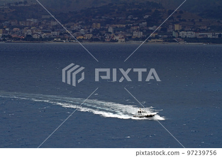 墨西拿海峽的意大利海岸線 墨西拿海峽的意大利海岸線 97239756