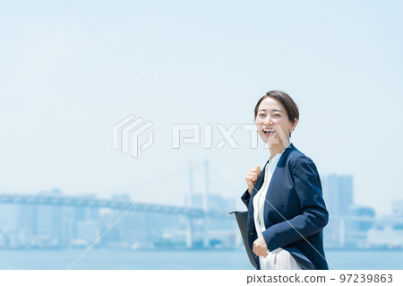 Business woman working in the city (business work) 97239863