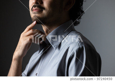 Bearded man　 97240450