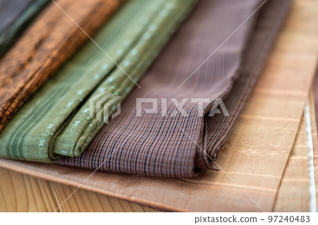 Komon and pongee kimonos lined up on the floor 97240483