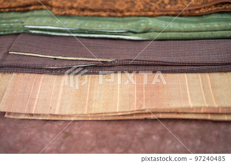 Komon 和 pongee 和服在地板上一字排開 Komon 和 pongee 和服在地板上一字排開 97240485