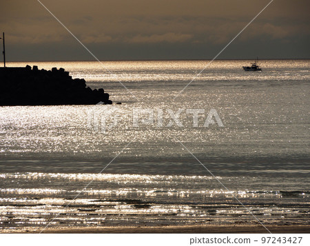 根次會海灘閃耀著金色光芒長崎縣平戶市大石脅町 97243427