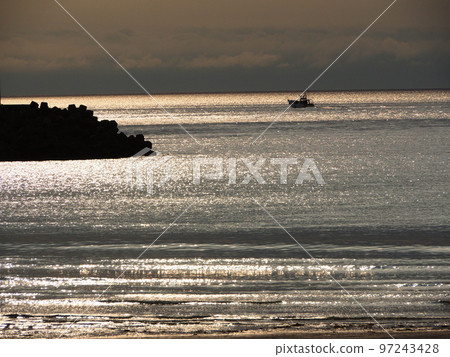 根次會海灘閃耀著金色光芒長崎縣平戶市大石脅町 97243428