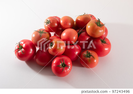 桃太郎番茄堆白色背景 桃太郎番茄堆白色背景 97243496