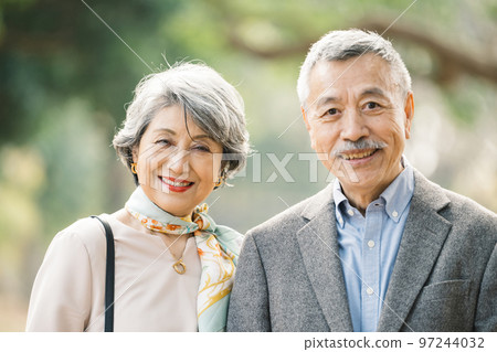 優雅的年長夫婦在戶外微笑 97244032