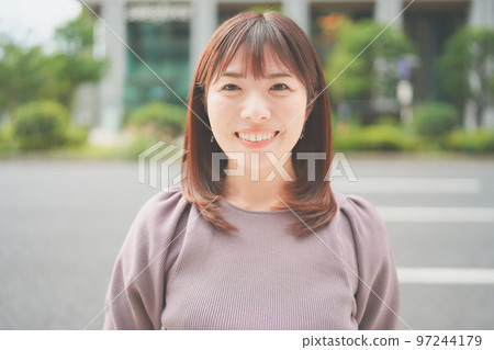 微笑面對前面的婦女 97244179