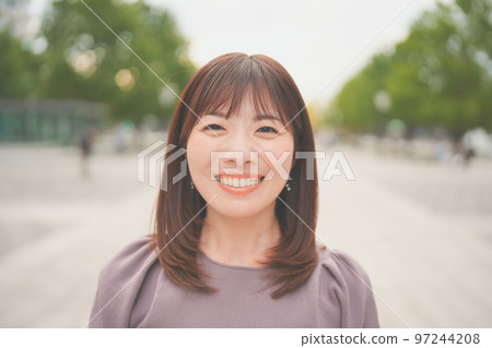 一個女人帶著微笑 一個女人帶著微笑 97244208
