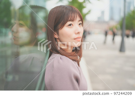 一個女人看起來很遠的配置文件 一個女人看起來很遠的配置文件 97244209