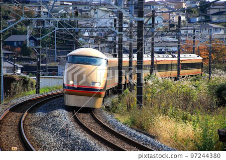 Traveling along the Nikko Road on a luxury limited express…Limited Express SPACIA passing through Kitakanuma Station 97244380