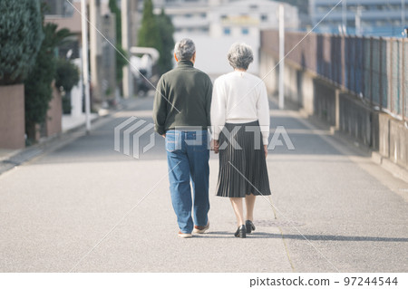 走在居民區的一對好年長夫婦 走在居民區的一對好年長夫婦 97244544
