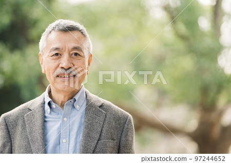 高級男子帶著微笑 97244652