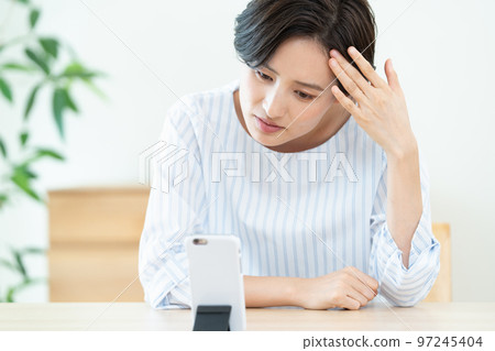 接受遠程醫療的婦女 97245404