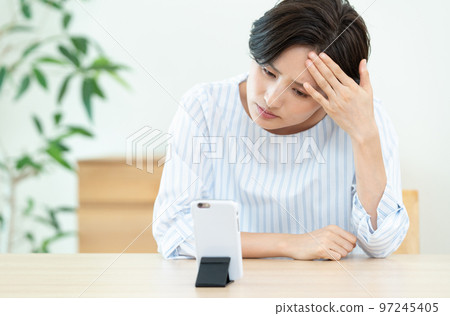 接受遠程醫療的婦女 97245405