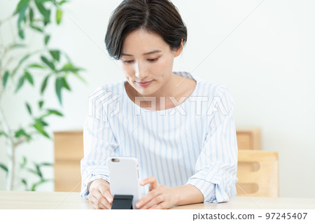 接受遠程醫療的婦女 97245407