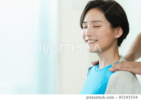 一個女人接受住宿 97245554