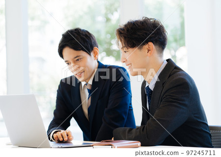 Business people meeting 97245711