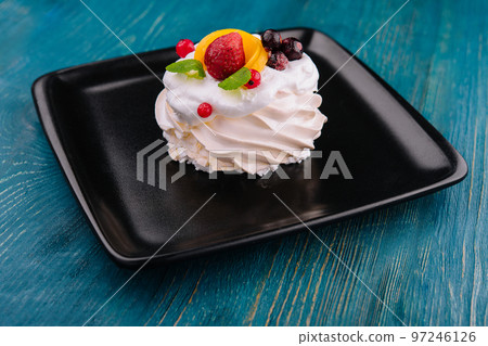 Anna Pavlova cake with cream and fresh berries 97246126