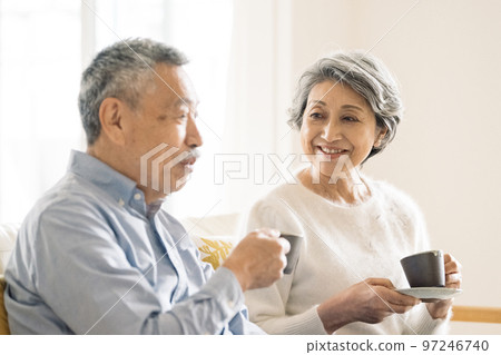 享用咖啡的老夫婦 97246740