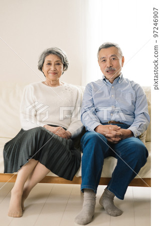 A smiling senior couple 97246907