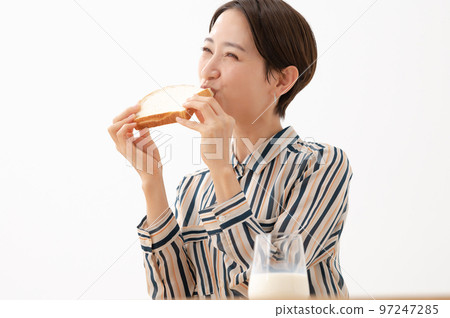 微笑著吃麵包的女人 97247285
