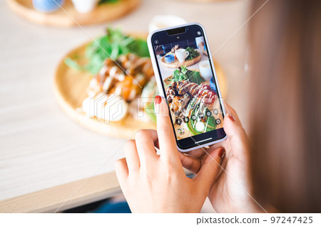 Shoot food with your smartphone 97247425