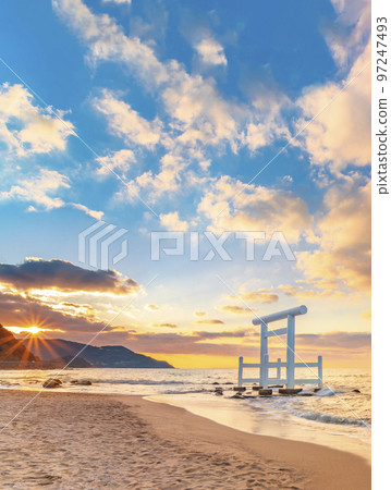 [九州/絲島市]櫻井市二見浦夫妻岩白色鳥居的日落景色。 97247493