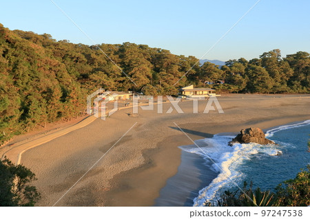 被冬天的朝霞染紅的桂浜（高知縣高知市） 97247538