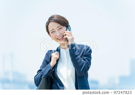 在城市工作的女商人(商業、工作、智能手機、電話、電話) 在城市工作的女商人(商業、工作、智能手機、電話、電話) 97247823