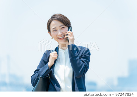 在城市工作的女商人（商業、工作、智能手機、電話、電話） 97247824